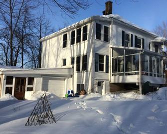 Large country house in the Eastern Townships,Québec, Canada - South Bolton - Edificio