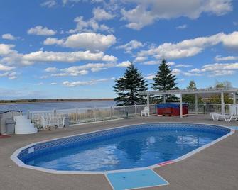 Sunset Jacuzzi Waterfront Beach & Pool Chalet - Richibucto - Pool