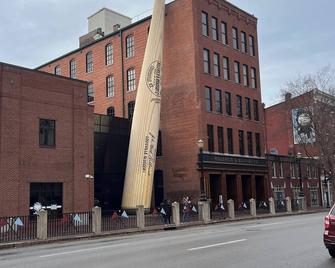 Cozy 2-bedroom basement apartment in charming Memphis IN. with WiFi, office area - Memphis - Building