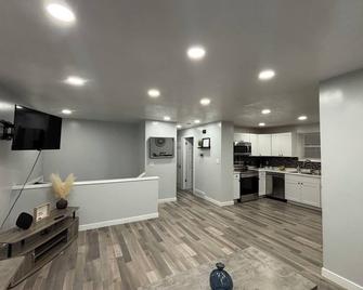 Modern Home- near airport - Salt Lake City - Kitchen