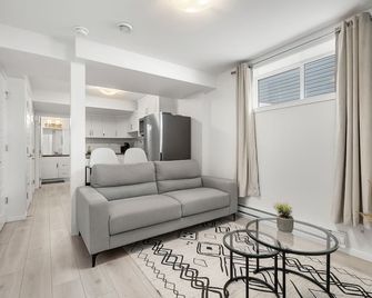 Chic 2br Kensington Suite - Saskatoon Stay - Saskatoon - Living room