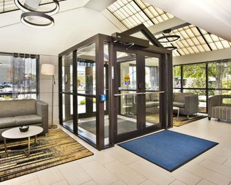 Holiday Inn Express Boston-Waltham By IHG - Waltham - Лоббі