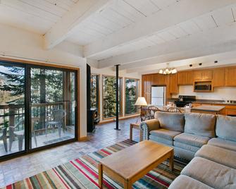 Timber Ridge Resort by 101 Great Escapes - Mammoth Lakes - Living room