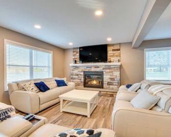 Family Home on Lake Newton with Deck and Fire Pit - Carbondale - Sala de estar