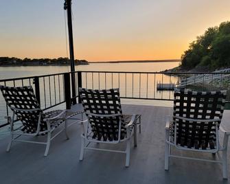 The Lookout at Lakewood, Lakefront Paradise with Ultimate Entertainment, Hot Tub and Dock - Bridgeport - Balcony