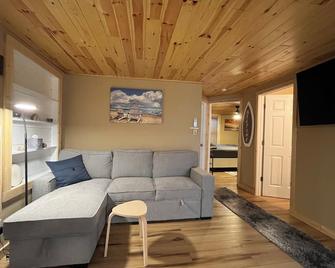 Welcome to the perfect family weekend retreat! - Beaverton - Living room