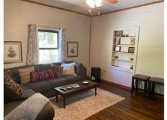 Laurel Creek Retreat - 6 Bedroom 5 Bathroom - Fayetteville - Living room