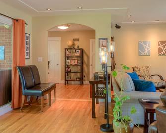 Gourmet Kitchen, Walk to Pearl St! - Boulder - Living room