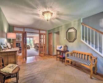 Lakeside Spooner Home with Game Room and Views! - Shell Lake - Sala de estar