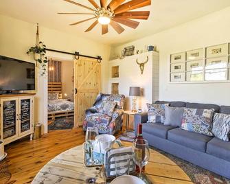 Walk to Dtwn Shops and Eats Sturgeon Bay Retreat - Sturgeon Bay - Wohnzimmer