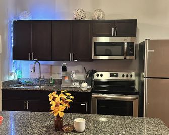 Queen G Investments 1 Bedroom Apts by RedAwning - Détroit - Cuisine