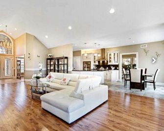 Spacious and Modern Cottage Rental on the Banks of Lake Ontario in Canada - Trenton - Lobby
