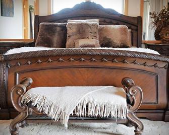 Private Haven+5 Acres+sprawling Yards+spectacular Waterfall Koi Pond! 3br/2bath - Bayfield - Habitación
