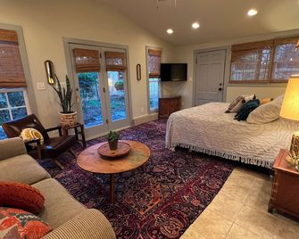 Rosebud Retreat Cottage in Historic Plaza Midwood Walkable to Everything - Charlotte - Living room
