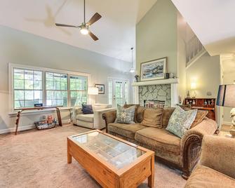 Spacious Home with Deck on Shores of Lake Wylie - York - Living room