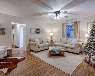 King Bed-Hot Tub-Arcade! Perfect for couples and families. Close to I-71. - La Grange - Wohnzimmer
