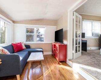 The Red Cabin Charming Historic Avenues Apartment - Salt Lake City - Living room