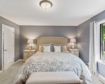 Tranquil Wooded Retreat Overlooking Truman Lake only 2 minutes from Warsaw, MO - Warsaw - Bedroom