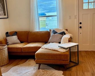 Charming 2-bedroom farmhouse overlooking the Snohomish Valley. - Snohomish - Sala de estar