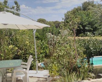 T2 apartment + swimming pool in Aurons-7 km Salon de Provence & 25km Aix en Provence - Aurons - Patio