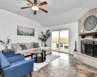 Coastal Comfort: Moments from the Boardwalk w/ gated boat parking! - League City - Huiskamer
