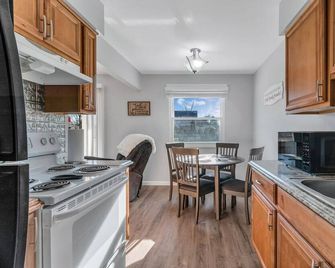 Fenton Flats- Suite 1 With On Site Hot Tub and Personal Garage - Fenton - Kitchen