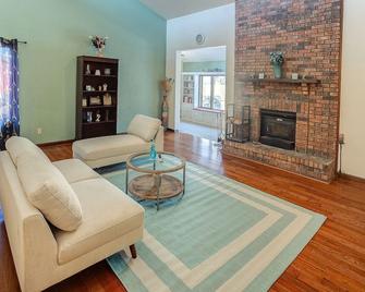 Spacious Tranquility With Private Pool 4 Bedroom Home by RedAwning - Belleville - Living room