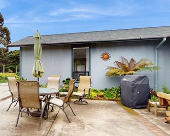 Oceanfront Home with Jetted Tub, Deck, & Wonderful Views - Walk to Beach - Fort Bragg - Innenhof