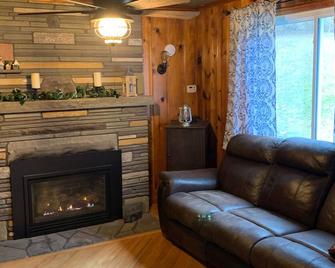 Ricketts Glen Retreat - Benton - Living room