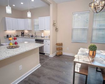 3br2ba Remodeled House Near Downtown - San Antonio - Kitchen