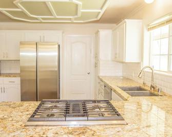 Newly Improved King's Canyon Farmhouse Retreat - Intro Pricing - Squaw Valley (Fresno County) - Cocina