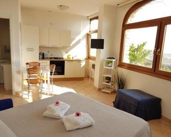 Home Suite Home - Cavaion Veronese