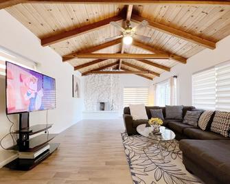 Enjoy quiet 4B2b with 2 king in downtown Dublin - Dublin - Living room