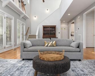 Bright & Modern 5 BR Wintergreen Home; Minutes from Hiking, Skiing, and Wineries - Wintergreen - Sala de estar