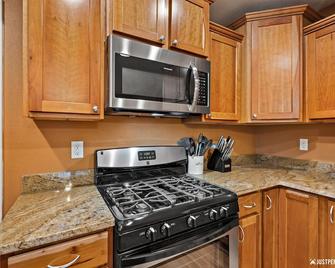 Gorgeous Mountain Views, peaceful retreat with Hot Tub, Fenced Yard & Huge Deck! - Anchorage - Kitchen