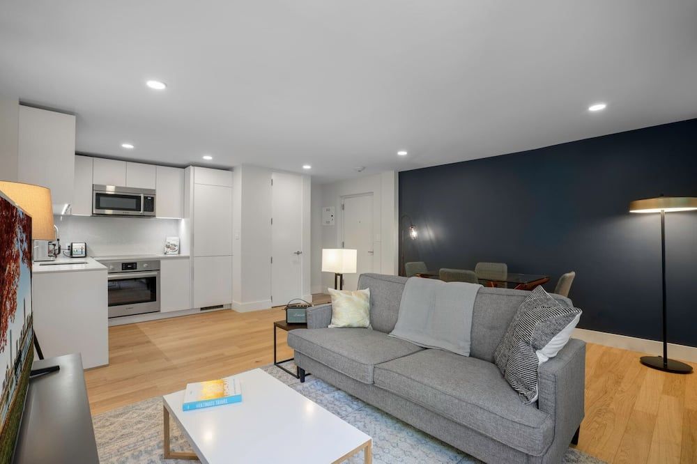 Spacious Harvard Square 2BR w/ W/D near Redline by Blueground - קיימברידג' - סלון