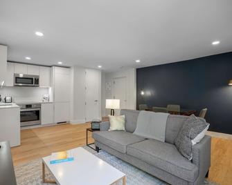 Spacious Harvard Square 2BR w/ W/D near Redline by Blueground - קיימברידג' - סלון