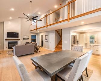 Waterfront Lake House - East Hampton - Dining room