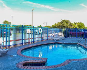 OYO Hotel Irving Dfw Airport South - Irving - Pool
