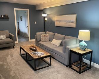 Cozy Private Suite With Hot Tub Fire Pit And Ac! - Hope - Living room