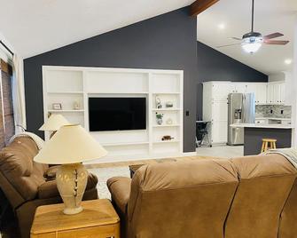 Luxe Home near many area attractions! - Mansfield - Living room