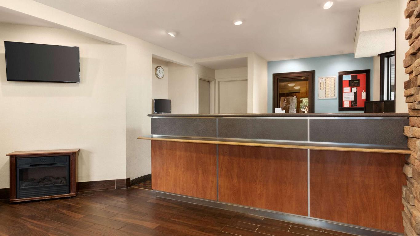 Super 8 by Wyndham Findlay
