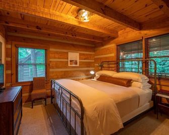 Creekside Cabin - Seven Devils,NC - Pet-Friendly, Close to Skiing & Hiking, and the Apline Coaster! - Seven Devils - Bedroom