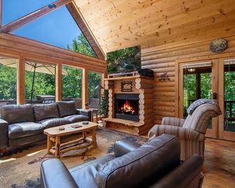 Hillside Hideaway - Secluded Mountain Cabin Rental - Peaceful Forest Views, Hot Tub, Outdoor Fire Pit, Pet Friendly, Billiards T - Mineral Bluff - Living room