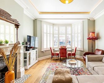 Chic Garden Flat in Leafy Ealing - 沃金 - 客廳