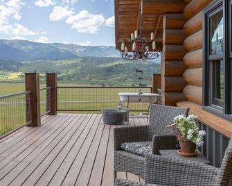 Remodeled Cabin with Pool Table and Hot-Tub in Wyoming - Alpine - Balcón