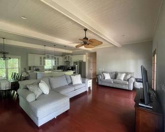 4bd/3ba Lake Kosh/Rock River Lake House Private Pier, Decks, FirePit 2 Acres - Edgerton - Sala de estar