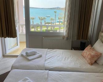 سينار ناز أوتل - ايفاليك - غرفة نوم