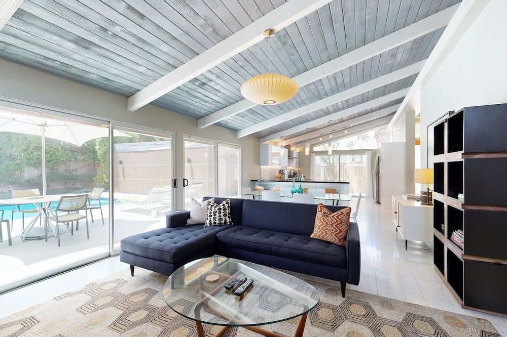 Completely-updated, family-friendly home w/ private pool and spa - פאלם ספירנגס - סלון