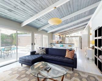 Completely-updated, family-friendly home w/ private pool and spa - Palm Springs - Sala de estar